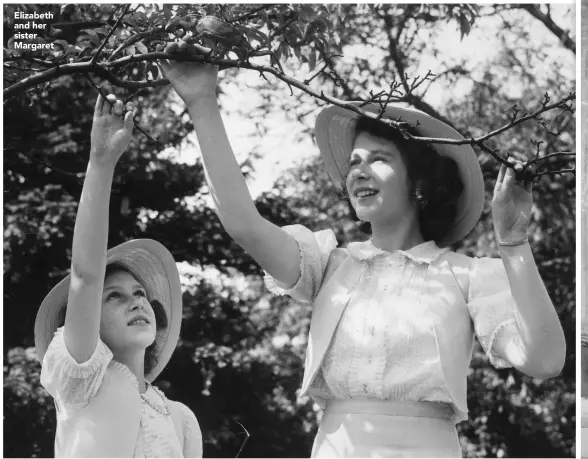  ??  ?? Elizabeth and her sister Margaret