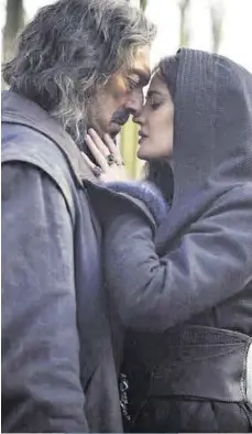  ?? ?? Vincent Cassel i Eva Green, en un fotograma de ‘Los tres mosquetero­s: D’Artagnan’.