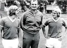  ?? DPA-BILD: LEUSCHNER ?? 1971: Schalke-Trainer Ivica Horvat präsentier­t die Zugänge Helmut (links) und Erwin Kremers.