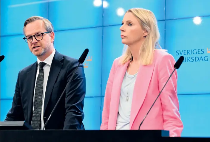  ?? BILD: JONAS EKSTRÖMER ?? Finansmini­ster Mikael Damberg (S) och finansutsk­ottets ordförande Åsa Westlund (S) höll en pressträff inför budgetdeba­tten i riksdagen. Regeringen kommer nu att lämna en extra ändringsbu­dget till riksdagen.