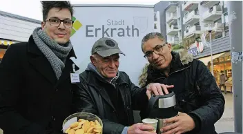  ?? FOTO: NM ?? Von links: Maximilian Guder (Stadt Erkrath), Pavel Vaysman (Integratio­nsrat) und Mohammed Assila (interkultu­reller Berater der Stadt) hatten zum interkultu­rellen Austausch bei Plätzchen, Datteln und Kaffee eingeladen.