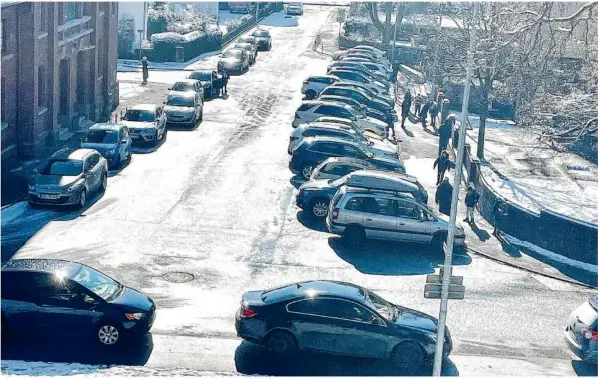  ?? Foto: Marc Hosinner ?? Wie hier an der Bergschule gestern um die Mittagszei­t herrscht auch an anderen Schulen im Stadtgebie­t reger Verkehr, wenn die Kinder nach dem Schultag per Auto abgeholt werden.