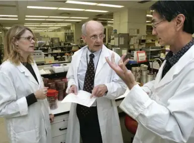  ?? DAVID COOPER/TORONTO STAR FILE PHOTO ?? Dr. Donald Low, centre, shown in 2005. He died at home of a brain tumour in 2013.