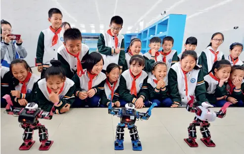  ??  ?? 21 de octubre de 2019. Estudiante­s visitan el Centro Internacio­nal de Robots en Qingdao, provincia de Shandong, donde observan un equipo de pequeños robots.