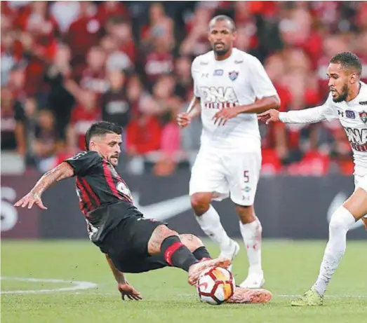  ??  ?? Everaldo disputa a jogada com Lucho González: tricolores pediram vermelho para o argentino no lance