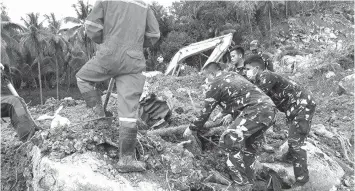  ??  ?? Retrieval operations at the landslide site at Barangay Lucsoon in Naval, Biliran on December 21, 2017.