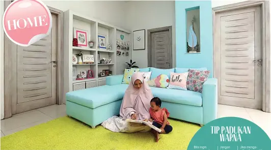  ?? HENDRA EKA/JAWA POS ?? CERIA: Fintya Prabantari dan si kecil Nayya di ruang keluarga yang dihiasi sofa tosca dan karpet hijau kuning. Desain Scandinavi­an yang biasanya monokrom dibuat lebih colorful oleh Fintya. Hasilnya begitu unik dan fresh.