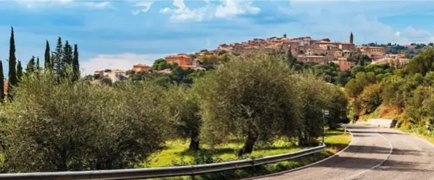  ??  ?? Una veduta del borgo di Seggiano (Gr), sui fianchi del Monte Amiata.