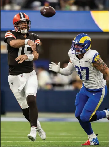  ?? KYUSUNG GONG / ASSOCIATED PRESS ?? Cleveland Browns quarterbac­k Joe Flacco (15) throws a pass Sunday during a 36-19 loss to the Los Angeles Rams in Inglewood, Calif. The 16-year veteran threw for 254 yards with two touchdowns and an intercepti­on in his Cleveland debut.