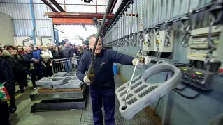  ??  ?? Reazione Una fase della lavorazion­e ieri all’inaugurazi­one dello stabilimen­to della Cooperativ­a Fonderia Dante