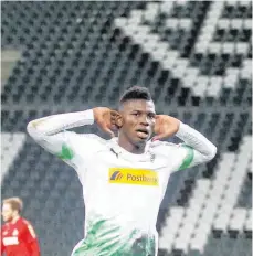  ?? FOTO: ROLAND WEIHRAUCH/DPA ?? Nichts zu hören: Selten war ein Torjubel passender als der des Gladbacher­s Breel Embolo nach seinem 1:0 gegen Köln.