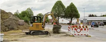  ?? Foto: Leopold Miller ?? Derzeit laufen an der B 16 in Richtung Bleichen und am Kreisverke­hr Bauarbeite­n. Für die nun folgenden Asphaltarb­eiten muss die Straße vom 2. bis 13. Mai gesperrt werden. Der Kreisverke­hr bleibt nachts von 20 bis 6 Uhr gesperrt.