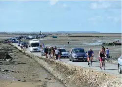  ??  ?? Le passage du Gois, lieu emblématiq­ue du film «Boomerang» avec Laurent Lafitte et Mélanie Laurent.