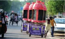  ?? AFP/GETTY IMAGES ?? Labourers pull a fancy trolley, used in weddings, in Allahabad, India.