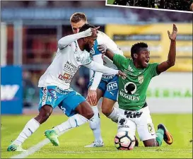  ??  ?? Davies ( li.) & Co. nahmen Lustenau ( re. Dossou) mit dem 0: 0 aus dem Titelrenne­n, ließen LASK den Aufstieg bejubeln ( o.).