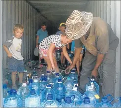  ??  ?? THANK YOU! A group of East London residents arrived in Dordrecht with three bakkie loads and trailers full of water. The water was collected by Annalien Mouton of Dordrecht following a lack of water in the town for 30 hours after there was a problem...