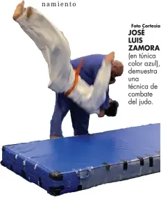  ??  ?? JOSÉ LUIS ZAMORA (en túnica color azul), demuestra una técnica de combate del judo.