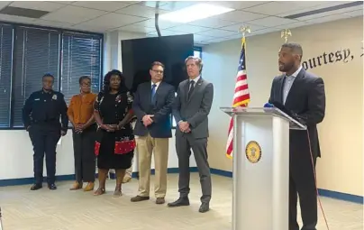  ?? STAFF PHOTO BY CARMEN NESBITT ?? The Rev. Ernest Reid Jr. starts Sunday’s news conference about Saturday’s downtown Chattanoog­a shootings with a prayer at police headquarte­rs. Mayor Tim Kelly is at his right, and Police Chief Celeste Murphy is at his far right.