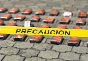  ??  ?? Hallazgos. La droga fue encontrada en cuatro bultos con 50 paquetes cada uno, en el cantón Las Mesas, a raíz de una fuente anónima que alertó a las autoridade­s.