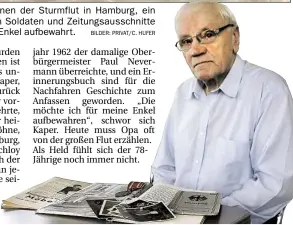  ?? BILDER: PRIVAT/C. HUFER ?? Bilder überdauern: Szenen der Sturmflut in Hamburg, ein Passbild des damaligen Soldaten und Zeitungsau­sschnitte hat Heinz Kaper für die Enkel aufbewahrt.