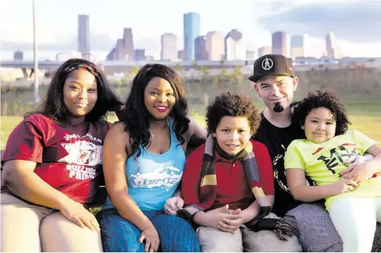  ?? Marie D. De Jesús / Houston Chronicle ?? Paul Wall, his wife, Crystal Wall, son Will, 9, daughter Noelle, 8, and niece Chaslon Bragg, 16, rest on a bench after their walk at Stude Park.