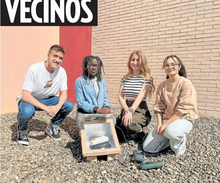  ?? ?? Iker Hualde, Faith Ongala, Natalia Novak y Oriana Medina, con el horno solar que han elaborado en una terraza del IES Mendillorr­i BHI.