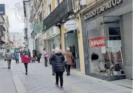  ??  ?? Tiendas cerradas en la calle Santa Eulalia.