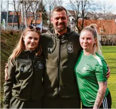  ?? ?? Gleich zwei Frauen sind im in der B-Klasse beim TSV Straßberg am Start: Trainer Thomas Valentin freut sich, dass Sarah Krusbersky (links) und Lisa Pfitzmayr (rechts) das Team verstärken.