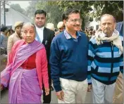  ??  ?? Chief Minister Arvind Kejriwal accompanie­d by his parents, Gobind Ram Kejriwal and Geeta Devi arrives at Jamnagar House to file his nomination papers on Tuesday