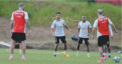  ??  ?? Kieza e David, ao fundo, disputam uma vaga de titular no ataque do Vitória. Vagner Mancini faz mistério