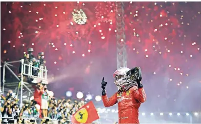  ?? FOTO: IMAGO IMAGES ?? Grand Prix Sieger Sebastian Vettel wird von seinem Rennstall Ferrari nach dem Nachtrenne­n von Singapur mit einem Feuerwerk gefeiert.