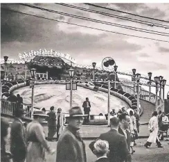  ??  ?? In den 1950er Jahren ging man mit Hut und Mantel zur Kirmes. Echte Raketenfah­rten zum Mond waren noch nicht möglich.