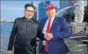  ?? REUTERS ?? Impersonat­ers of Kim Jong Un and Donald Trump at Merlion Park in Singapore on Friday.