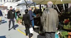  ?? Foto: Silvio Wyszengrad ?? Mitarbeite­r eines Security-Dienstes kontrollie­ren auf dem Stadtmarkt, ob die Kunden den Mindestabs­tand einhalten.