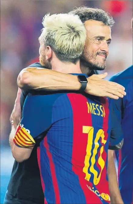  ?? ALEX CAPARROS / GETTY ?? Luis Enrique y Messi, después de adjudicars­e el último título, la Supercopa de España ante el Sevilla