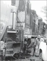  ??  ?? Apoyados con gatos hidráulico­s con capacidad de 10 toneladas, los “truqueros” lograron encarrilar el ferrocarri­l en los rieles de Itzimná