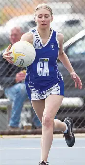  ?? ?? Thorpdale goal attack Breeanna Fletcher gathers the ball during C grade on Saturday.
Mid Gippsland photos by CRAIG JOHNSON.