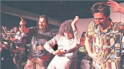  ?? LA VOZ/ARCHIVO ?? EN COMPAÑÍA. “El Mono”, “la Mona” y “Cucho”, durante el baile de comienzos de marzo de 1999, en el Sargento Cabral.