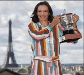  ??  ?? The ‘ Polish queen of Paris’ Iga Swiatek shows off the trophy