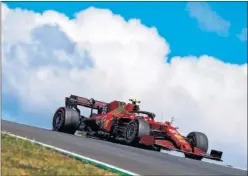  ??  ?? Carlos Sainz pilota el Ferrari durante la segunda sesión de libres.