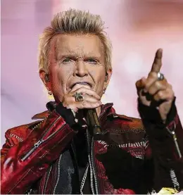  ?? Foto: Ginnette Riquelme/AP/dpa ?? Der britische Sänger Billy Idol im März bei einem Festival-Auftritt in Mexiko-Stadt. Jetzt bringt er eine neue Fassung von „Rebel Yell“heraus.