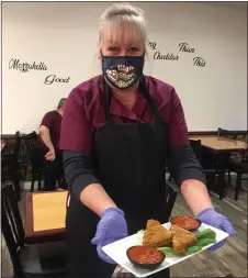  ?? PEG DEGRASSA - MEDIANEWS GROUP ?? Cheezy Vegan Chef Barbara Galazeski serves “Mozzahella Good,” one of the Foodie Favorites. The appetizer is described as “Two large mozzarella squares, deep fried and gooey to perfection served with marinara sauce.”