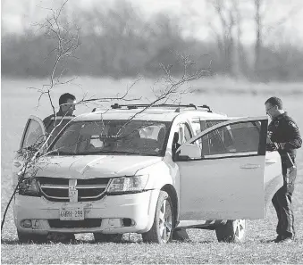  ?? DAX MELMER ?? Police look over a vehicle in the middle of a farmer’s field on the 6000 block of Howard Avenue on Friday. Police said the driver of the vehicle fled the scene and was later arrested nearly one-kilometre away.