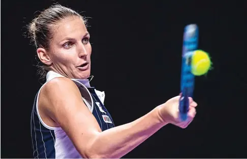  ?? ALEX PLAVEVSKI/EPA-EFE ?? TANTANG BARTY: Karolina Pliskova melepaskan pukulan forehand saat melawan Simona Halep dalam laga terakhir fase grup WTA Finals 2019 di Shenzhen, Tiongkok, tadi malam.