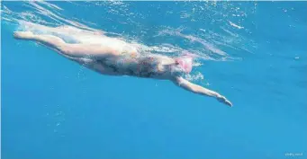  ?? Plastic Oceans Internatio­nal ?? SARAH Ferguson has set a new world record as the first person to swim around Easter Island.