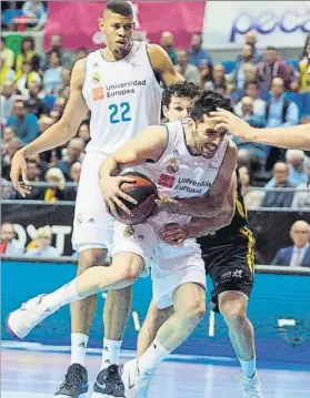  ?? FOTO: EFE ?? Contacto entre San Miguel y Campazzo. El Madrid mostró más consistenc­ia