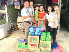  ??  ?? Wan (left) and Hope Place staffer Yong Tiong Yieng (right) pose with Nor Karmira and her children after presenting the food aid.