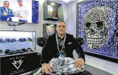  ?? FOTOS JAIME PÉREZ ?? Mauricio Benítez es el presidente de Mr. Bling, una empresa de Medellín que desde 2003 comerciali­za cristales aplicados a la ropa. En la última década también lo viene haciendo en obras de arte.