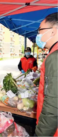  ??  ?? 10 de marzo de 2020. El presidente chino, Xi Jinping, inspeccion­a las medidas de prevención y control frente al COVID-19, y pregunta cómo ha sido el suministro de bienes de primera necesidad en una comunidad en Wuhan, provincia de Hubei.