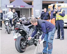  ?? FOTO: J. MOLL ?? Große Kontrollak­tion in Kreckerswe­g in Wermelskir­chen: TÜV-Prüfer Reinhard Drerup misst die Lautstärke eines Motorrads.